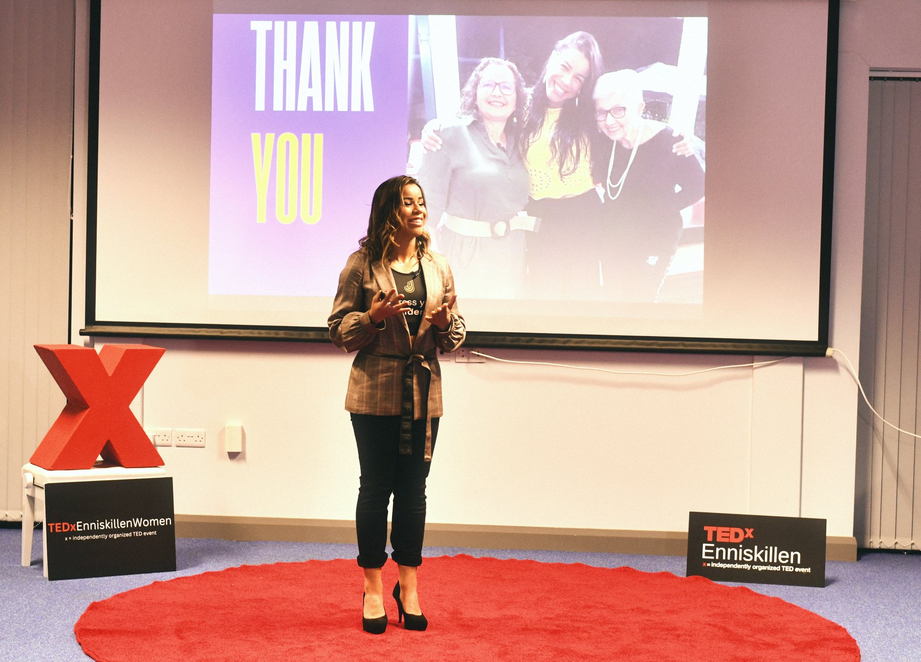 Jaqueline closing her talk, the thank-you screen behind her